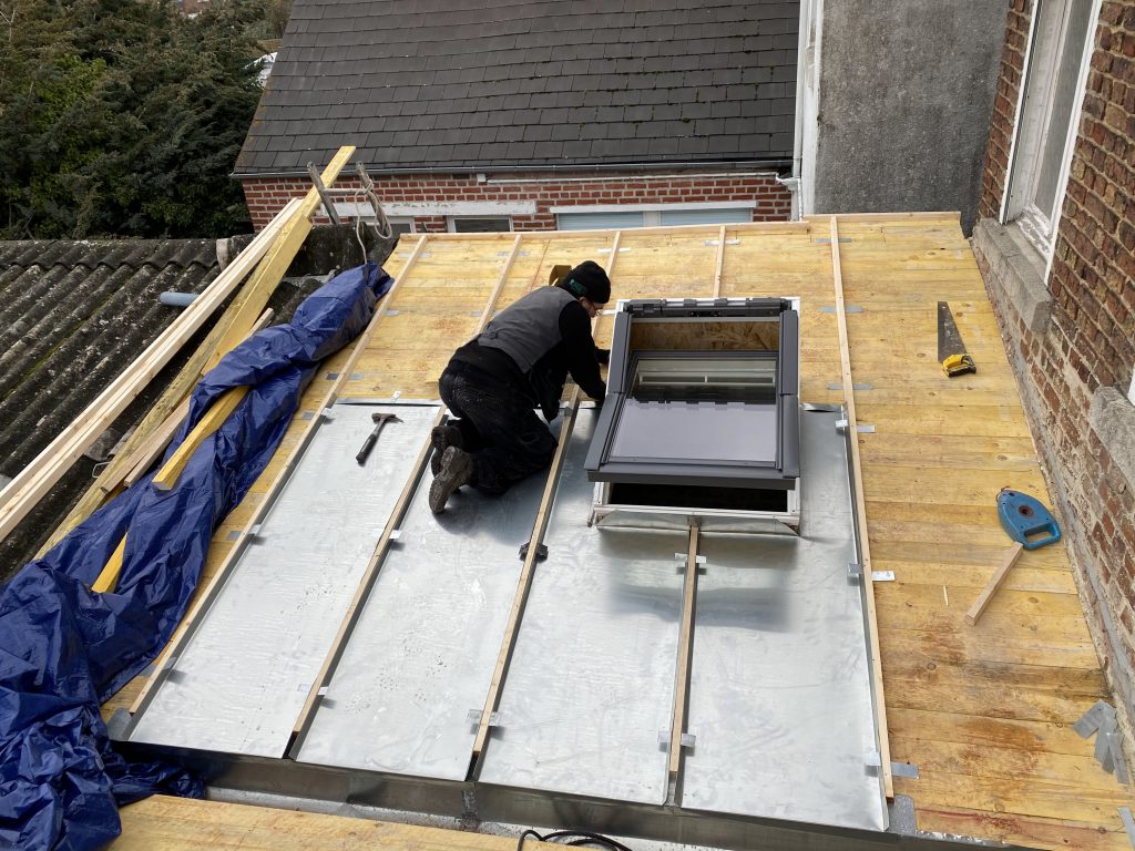 Pose de velux sur Toit terrasse en zinc - toiture avesnoise