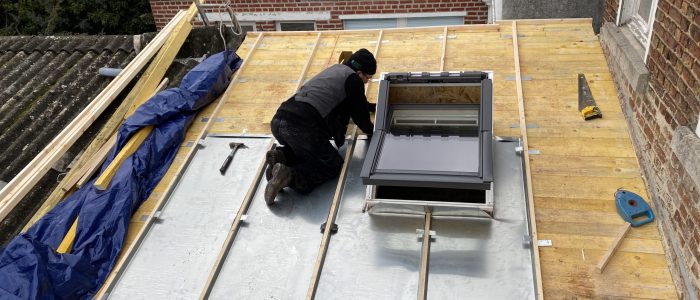 Pose de velux sur Toit terrasse en zinc - toiture avesnoise