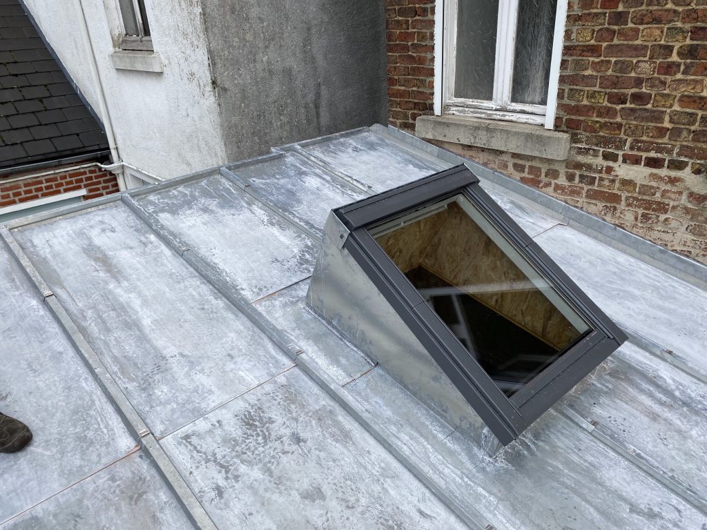 Pose de velux sur Toit terrasse en zinc - toiture avesnoise